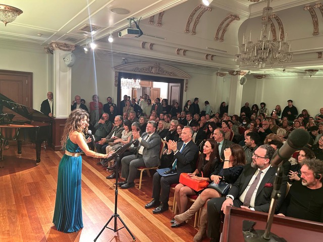 Η Μπέττυ Χαρλαύτη μάγεψε Σισμανόγλειο με Θεοδωράκη