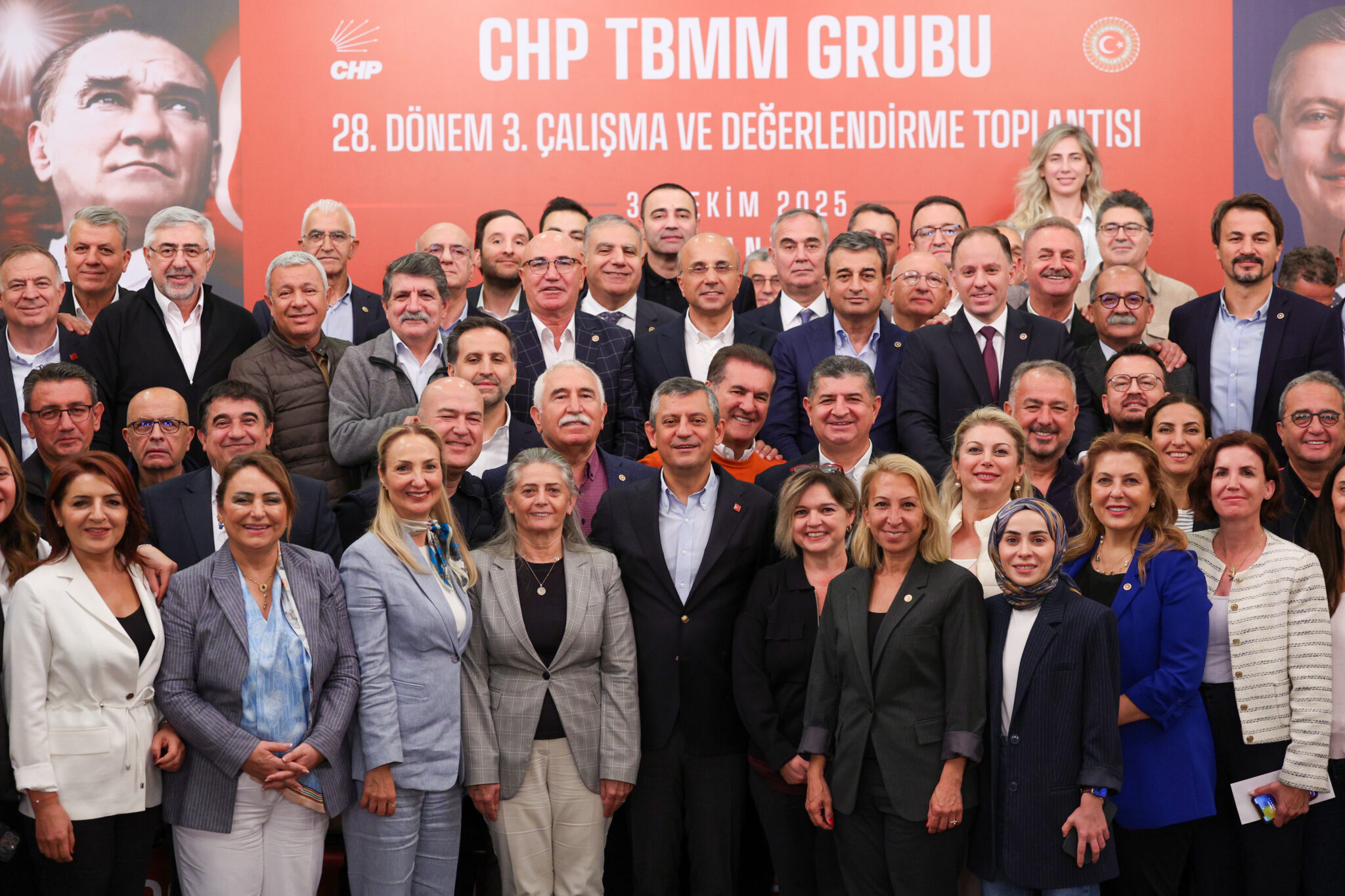 Οζγκιούρ Οζέλ «παγώνει» τα σενάρια για Ιμάμογλου – Νέα στρατηγική στο CHP πριν τις εκλογές!