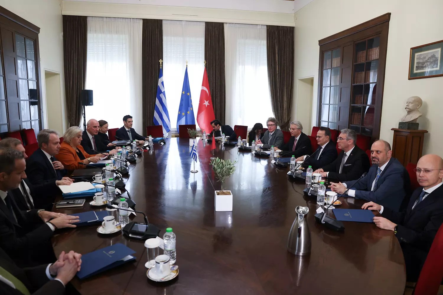 Τουρκικός Τύπος: Κρίσιμη συνάντηση Ελλάδας–Τουρκίας σε επίπεδο Υφυπουργών