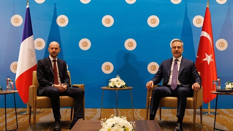 Φιντάν σε Μπαρό: Οδηγίες Ερντογάν–Μακρόν για restart Τουρκίας–Γαλλίας