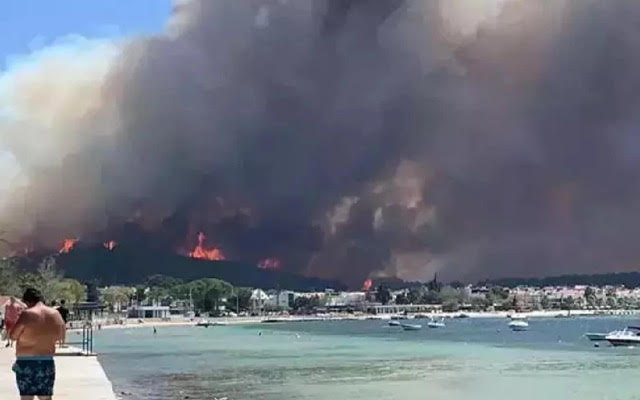 Πυρκαγιές σε 6 επαρχίες της Τουρκίας – Στα Δαρδανέλια κάηκαν επαύλεις