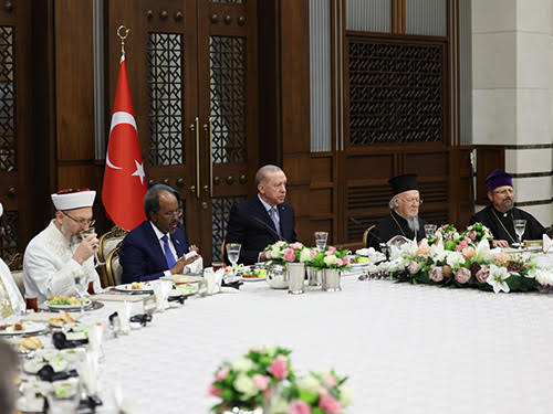 Γεύμα Ερντογάν στις θρησκευτικές μειονότητες – Δίπλα στον Τούρκο Πρόεδρο ο Βαρθολομαίος