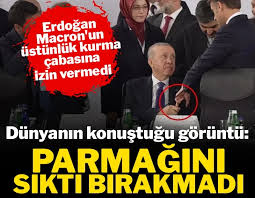 Βάιραλ εικόνα Ερντογάν με Μακρόν: Επίδειξη ισχύος με το δάχτυλο