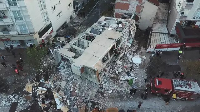 Τρόμος στο Κοτζάελι! Κατέρρευσε εξαώροφη πολυκατοικία – Εγκλωβισμένοι κάτω από τα συντρίμμια!