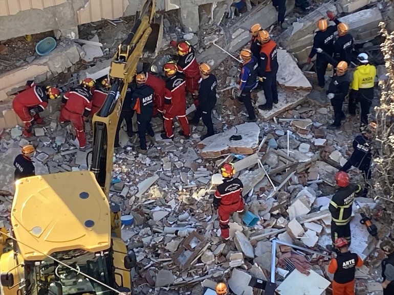 Τραγωδία στο Κοτζάελι: Ο 12χρονος Εμίρ νεκρός – Ολόκληρη οικογένεια θαμμένη στα χαλάσματα της πολυκατοικίας τους