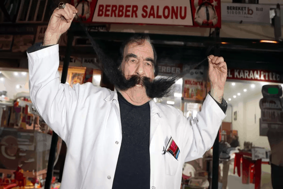 Τούρκος κουρέας με 1 μέτρο μουστάκι – Δεν το έκοψε για 60 χρόνια