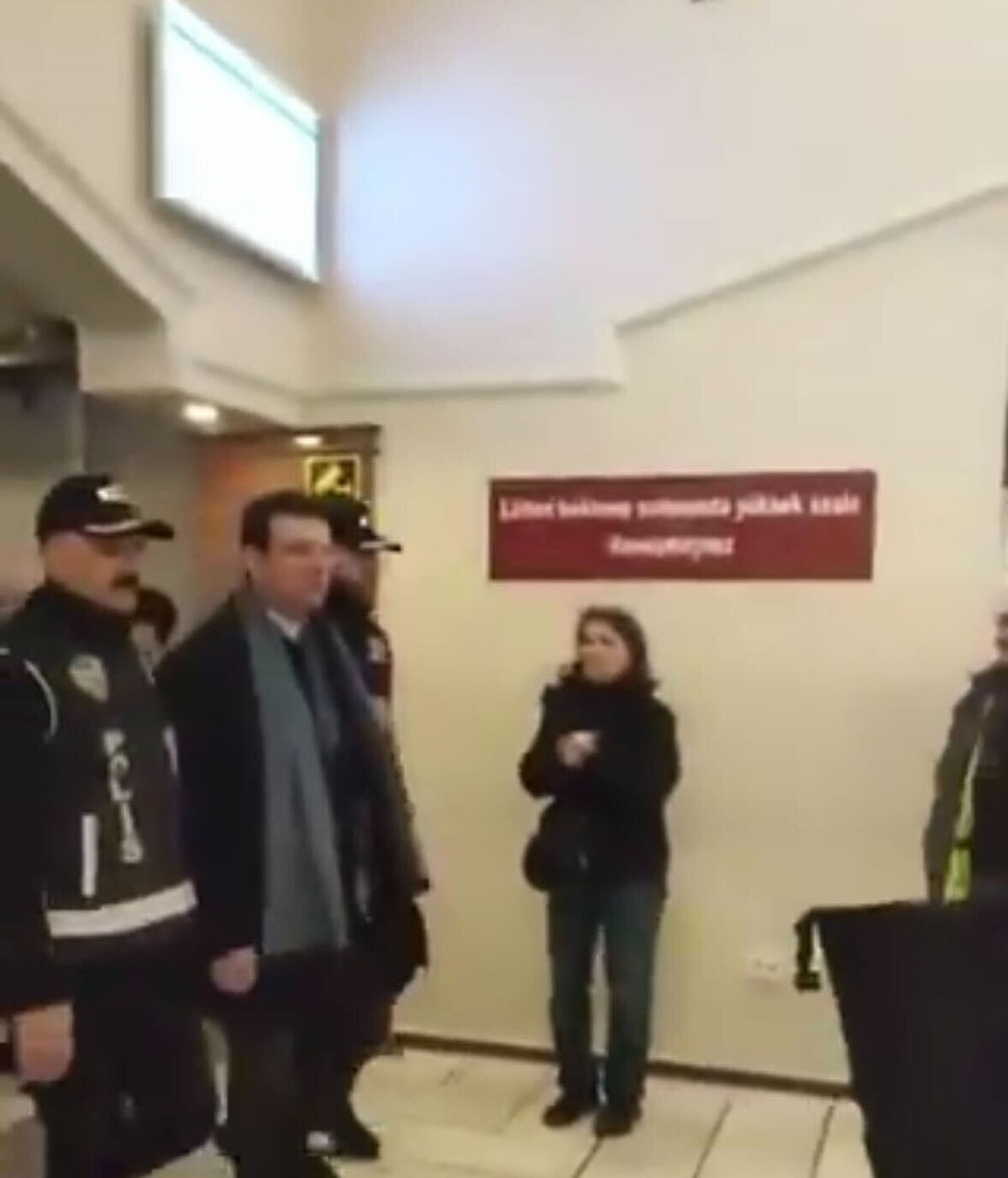 Άρχισε η κατάθεση Ιμάμογλου για τις 2 έρευνες έπειτα από 28 ώρες κράτησής του