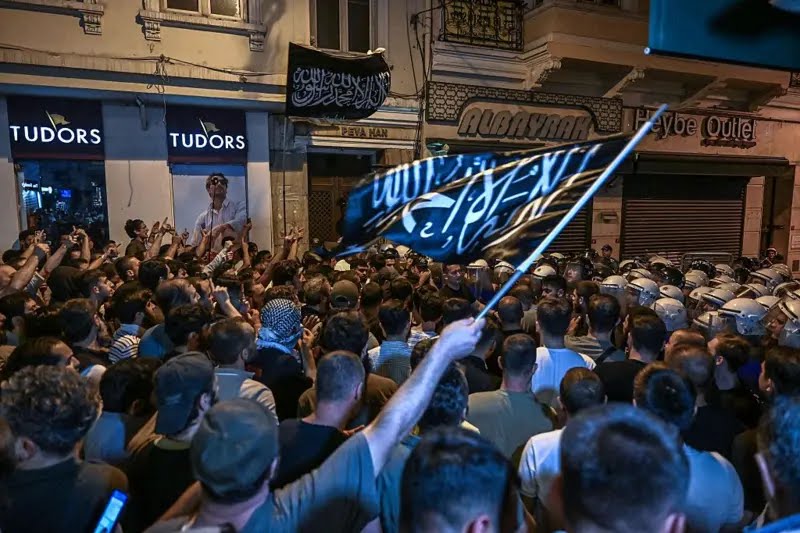 Τουρκία: Σφοδρές αντιδράσεις και επεισόδια στην Τουρκία με  αφορμή σκίτσο του προφήτη Μωάμεθ - Συλλήψεις δημοσιογράφων 