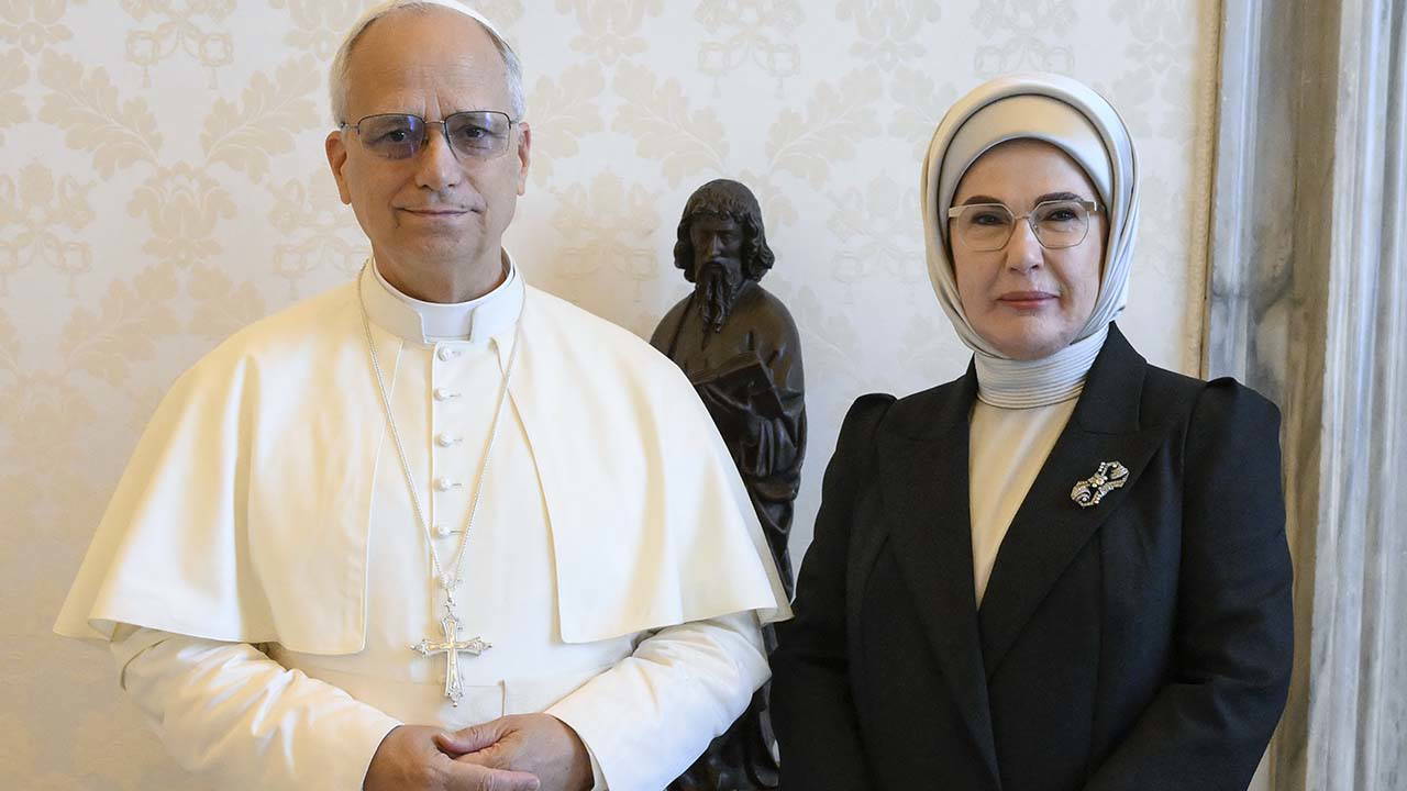 Συνάντηση Εμινέ Ερντογάν με Πάπα Λέοντα στο Βατικανό: Γάζα και κλιματική αλλαγή στην ατζέντα της συν'αντησης