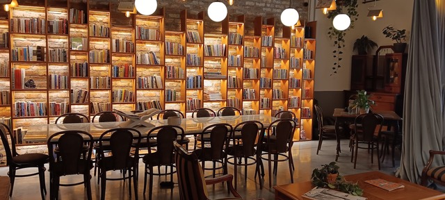 Ανακαλύπτοντας το Minoa, το βιβλιοπωλείο που μαγεύει το Πέρα