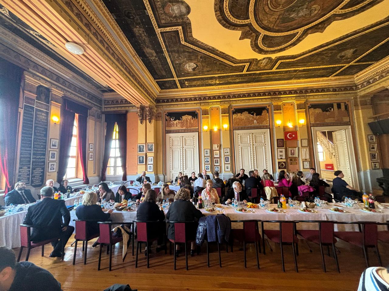 Πορεία από Μουχλιώτισσα στην Μεγαλη του Γένους Σχολή με μηνύματα