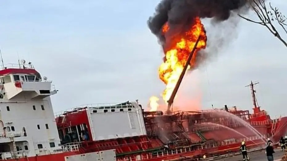 ΦΛΟΓΕΣ ΣΤΟΝ ΔΟΥΝΑΒΗ! Ρωσία χτύπησε τουρκικό πλοίο με 4.000 τόνους LPG – Εκκενώσεις στη Ρουμανία
