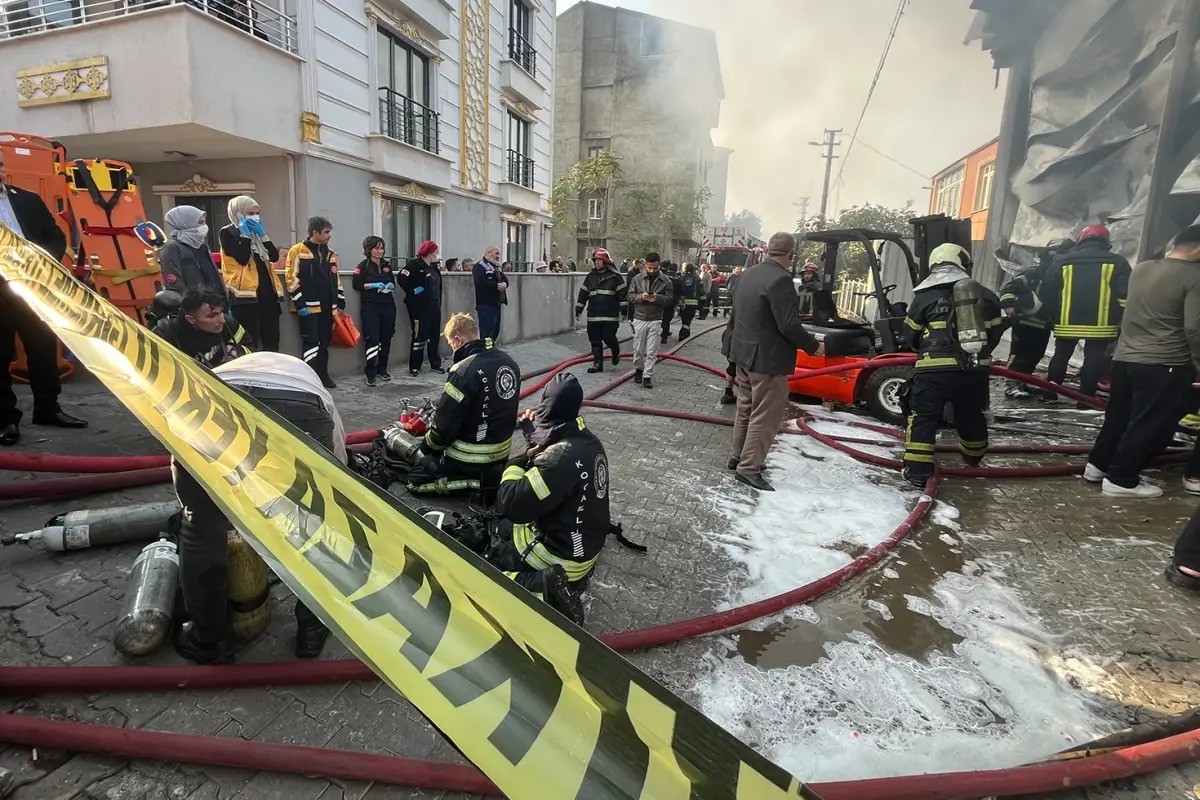 Τραγωδία στο Κοτζαέλι: 6 νεκροί από φωτιά σε αποθήκη αρωμάτων στο Ντιλόβασι