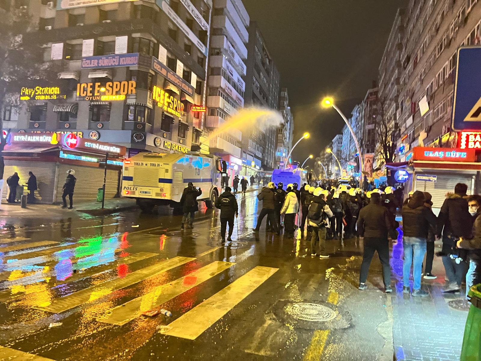 Συμπλοκές με αστυνομία σε διαδηλώσεις για Ιμάμογλου – 97 συλλήψεις