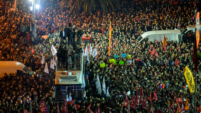 Κάλεσμα CHP για μεγαλύτερες διαμαρτυρίες υπέρ Ιμάμογλου στο Σαράτσχανε – Χιλιάδες χθες βράδυ στο Δημαρχείο Κωνσταντινούπολης