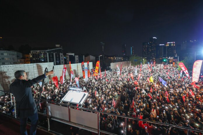 Διαμαρτυρίες στο Σισλί – Συλλήψεις δύο της αντιπολίτευσης δημοσιογράφων τα ξημερώματα