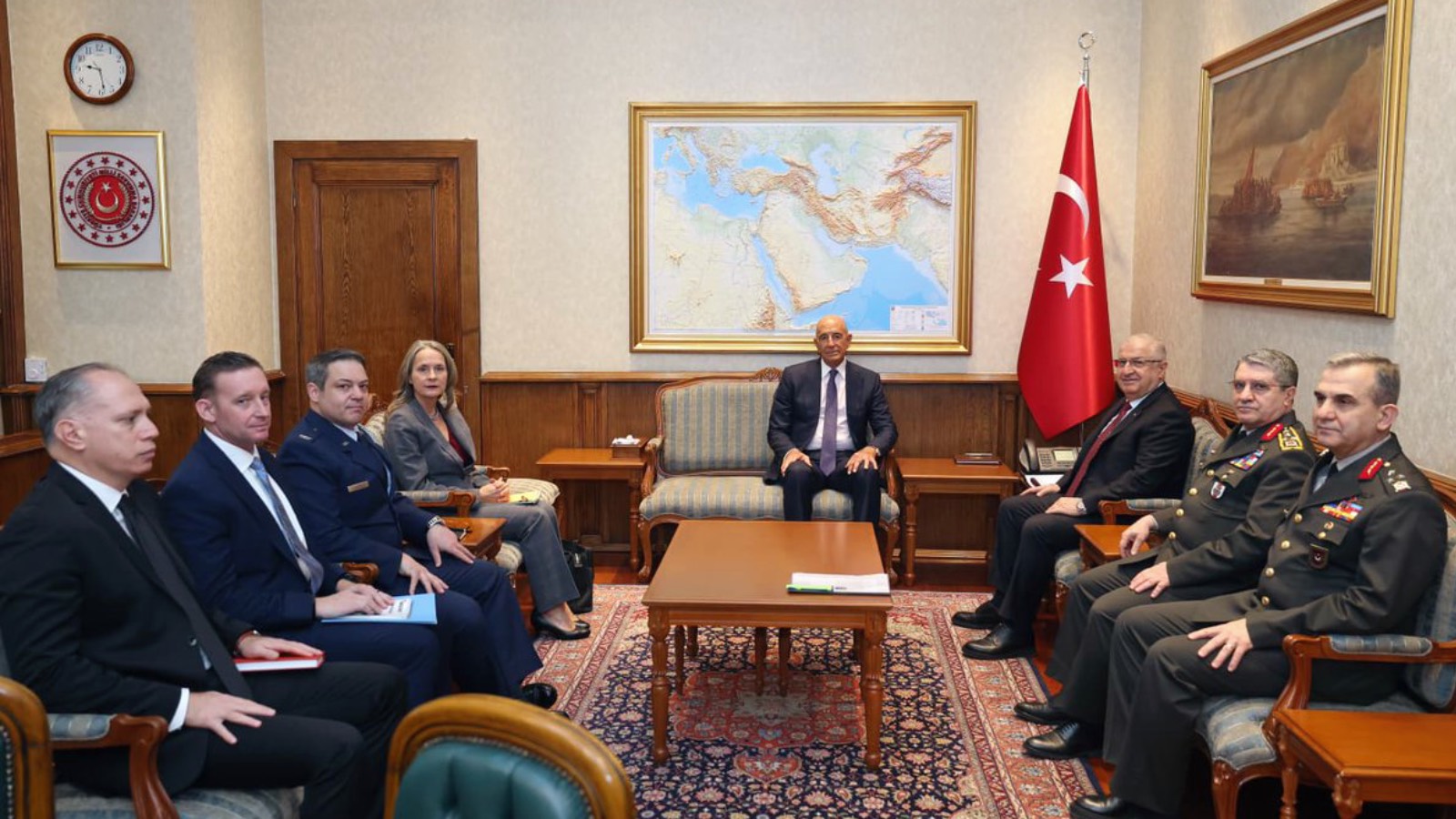 Σάλος στην Τουρκία για μια φωτογραφία: Ο Τομ Μπαράκ σαν ‘αποικιακός διοικητής’