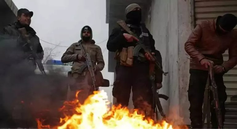 Γενικευμένη ανάφλεξη στη Συρία: «Η ράκκα έπεσε», λαϊκή εξέγερση και σκληρές μάχες στον Ευφράτη