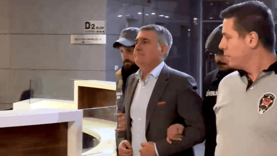 Απαγόρευση εξόδου από τη χώρα στους επικεφαλής του TÜSIAD στην Τουρκία – Με χειροπέδες στο δικαστήριο