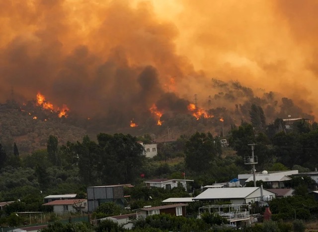 Υπό πλήρη έλεγχο η πυρκαγιά σε Σμύρνη, Αντιόχεια και Μανίσα – «Σβήνει η μια φωτιά ανάβει άλλη»